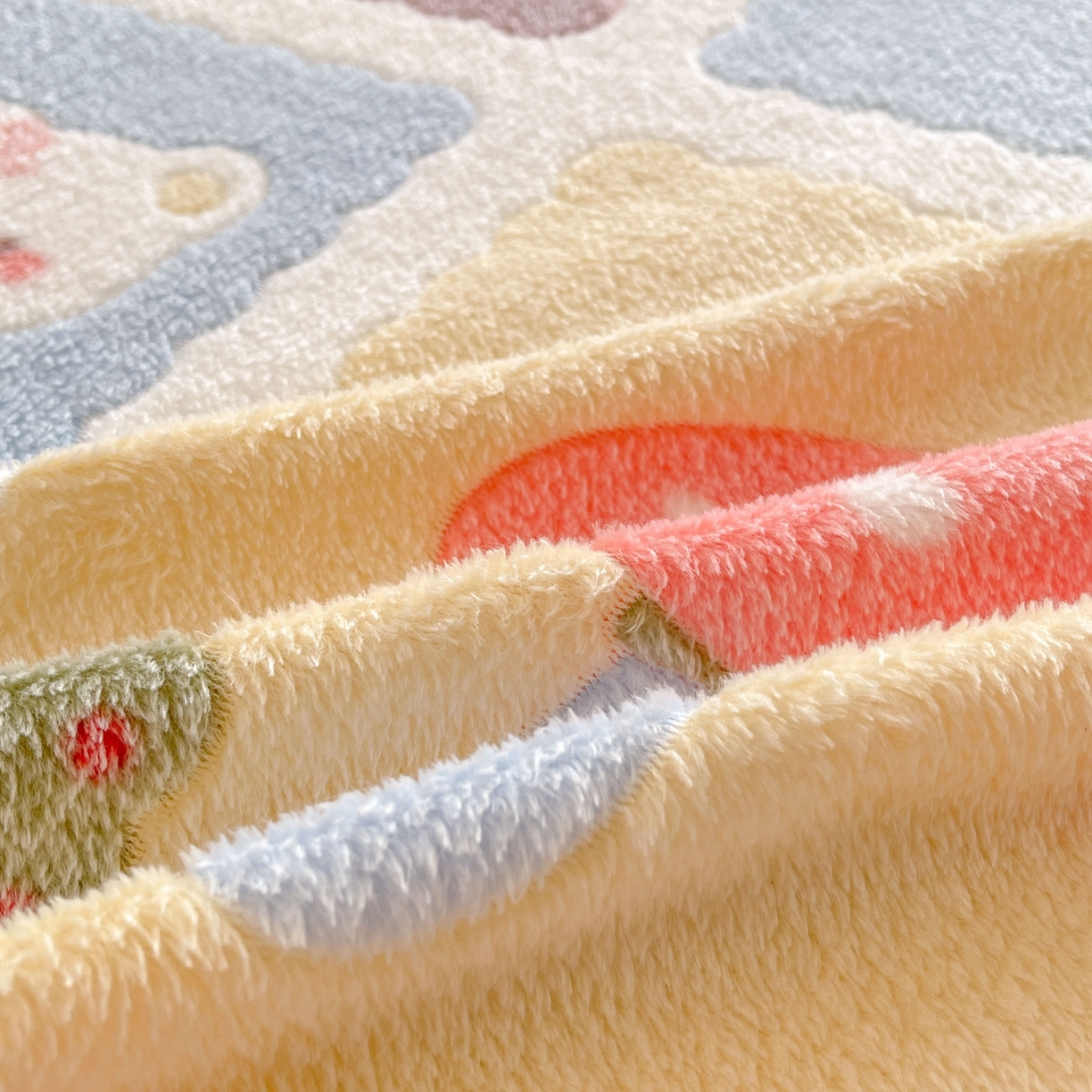 91家纺网 家纺一手货源 找家纺 牵梦萦家纺 2025新款雪花绒立体包边床笠 甜蜜日常