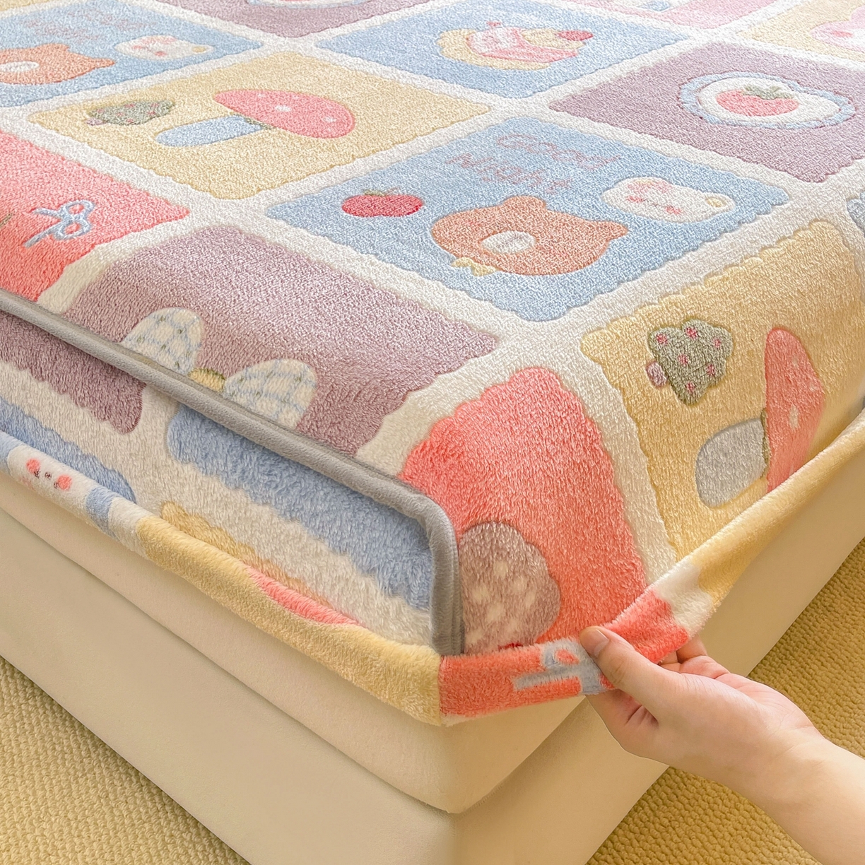 91家纺网 家纺一手货源 找家纺 牵梦萦家纺 2025新款雪花绒立体包边床笠 甜蜜日常