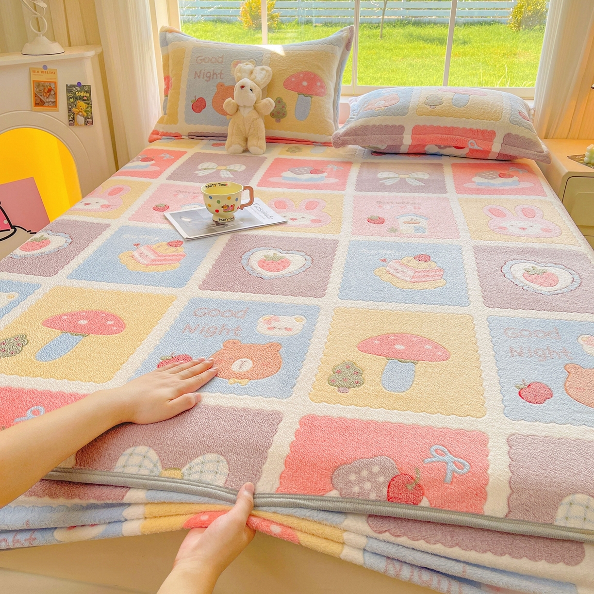 91家纺网 家纺一手货源 找家纺 牵梦萦家纺 2025新款雪花绒立体包边床笠 甜蜜日常