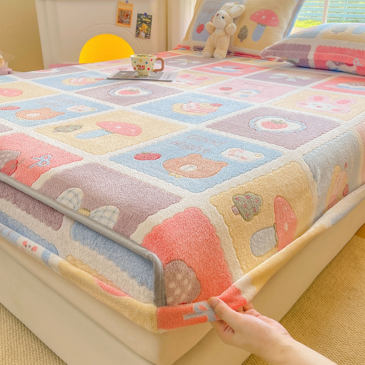 91家纺网 家纺一手货源 找家纺 牵梦萦家纺 2025新款雪花绒立体包边床笠 甜蜜日常