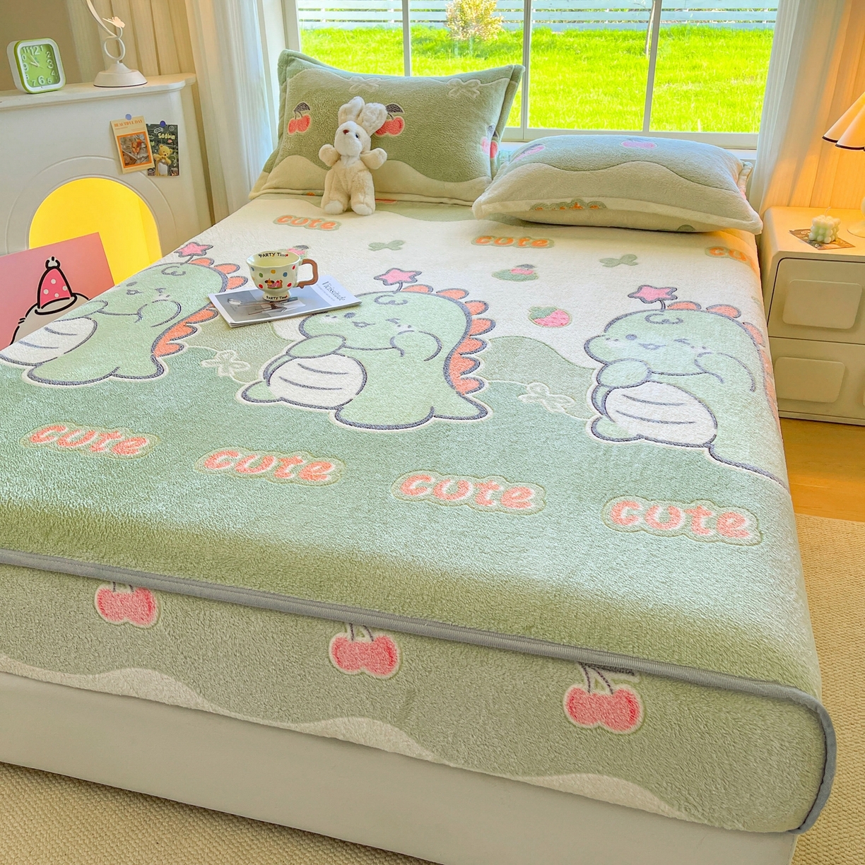 91家纺网 家纺一手货源 找家纺 牵梦萦家纺 2025新款雪花绒立体包边床笠 小恐龙