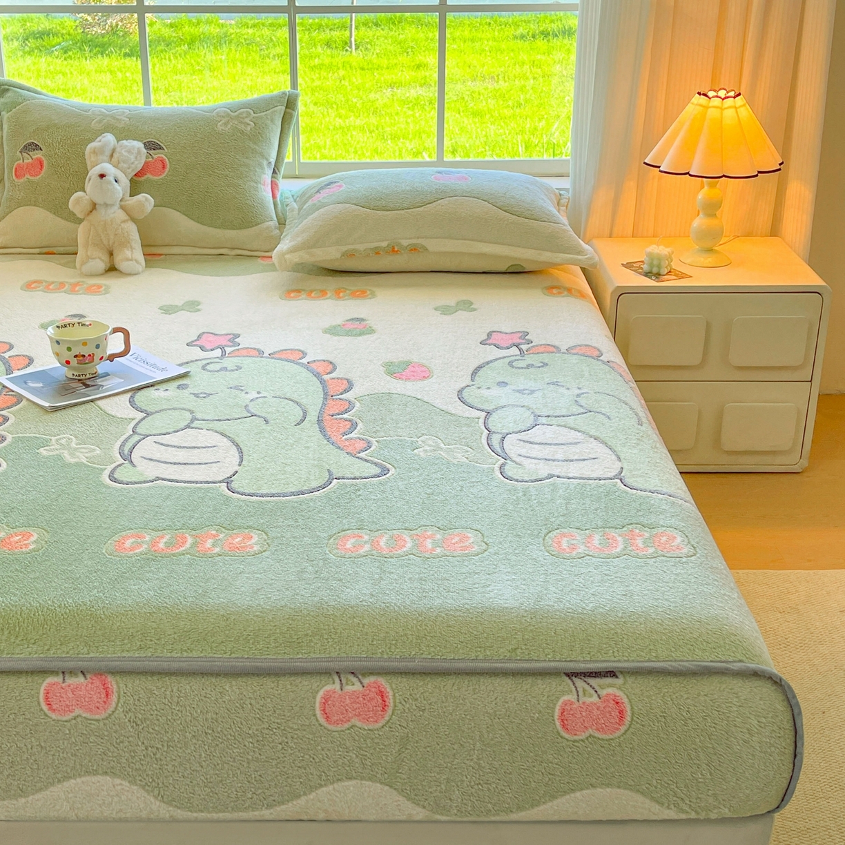 91家纺网 家纺一手货源 找家纺 牵梦萦家纺 2025新款雪花绒立体包边床笠 小恐龙