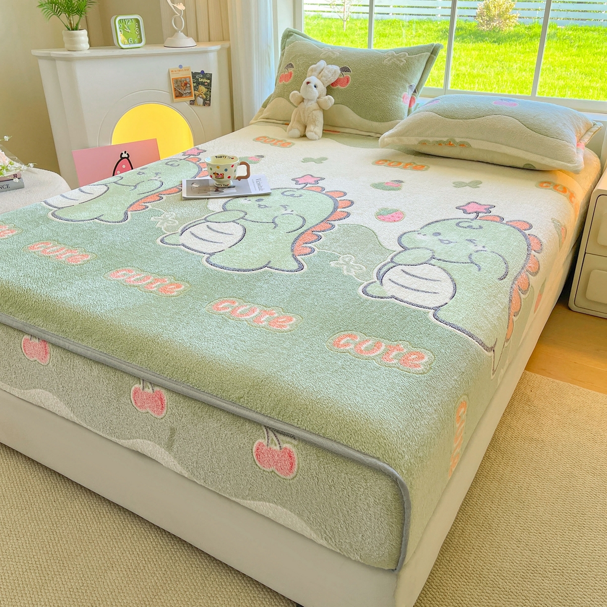 91家纺网 家纺一手货源 找家纺 牵梦萦家纺 2025新款雪花绒立体包边床笠 小恐龙