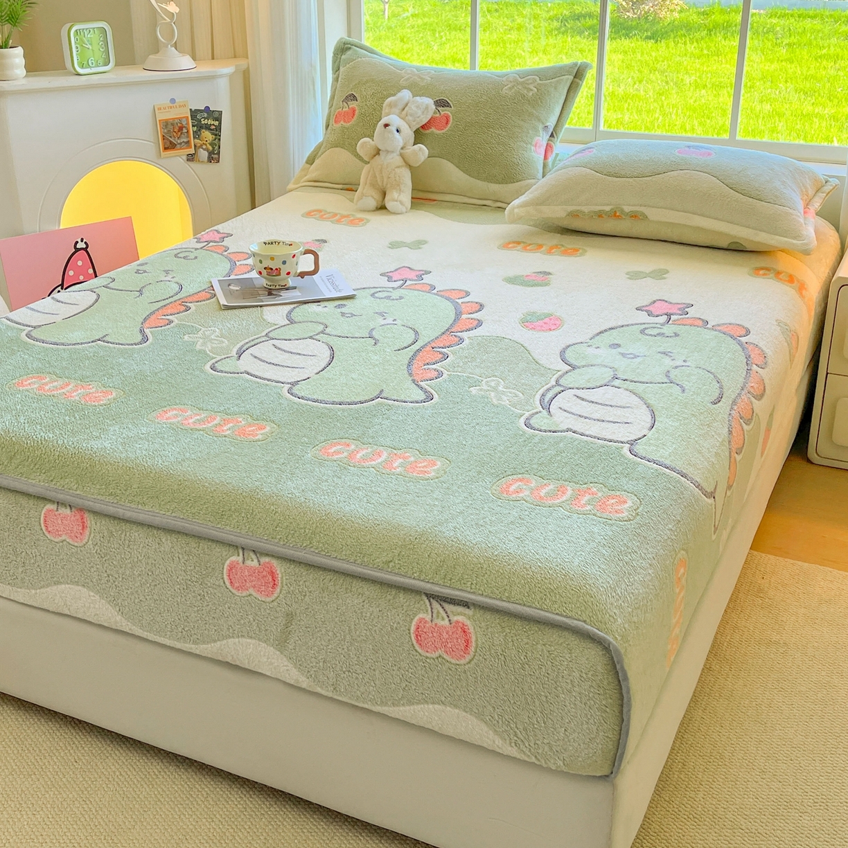 91家纺网 家纺一手货源 找家纺 牵梦萦家纺 2025新款雪花绒立体包边床笠 小恐龙