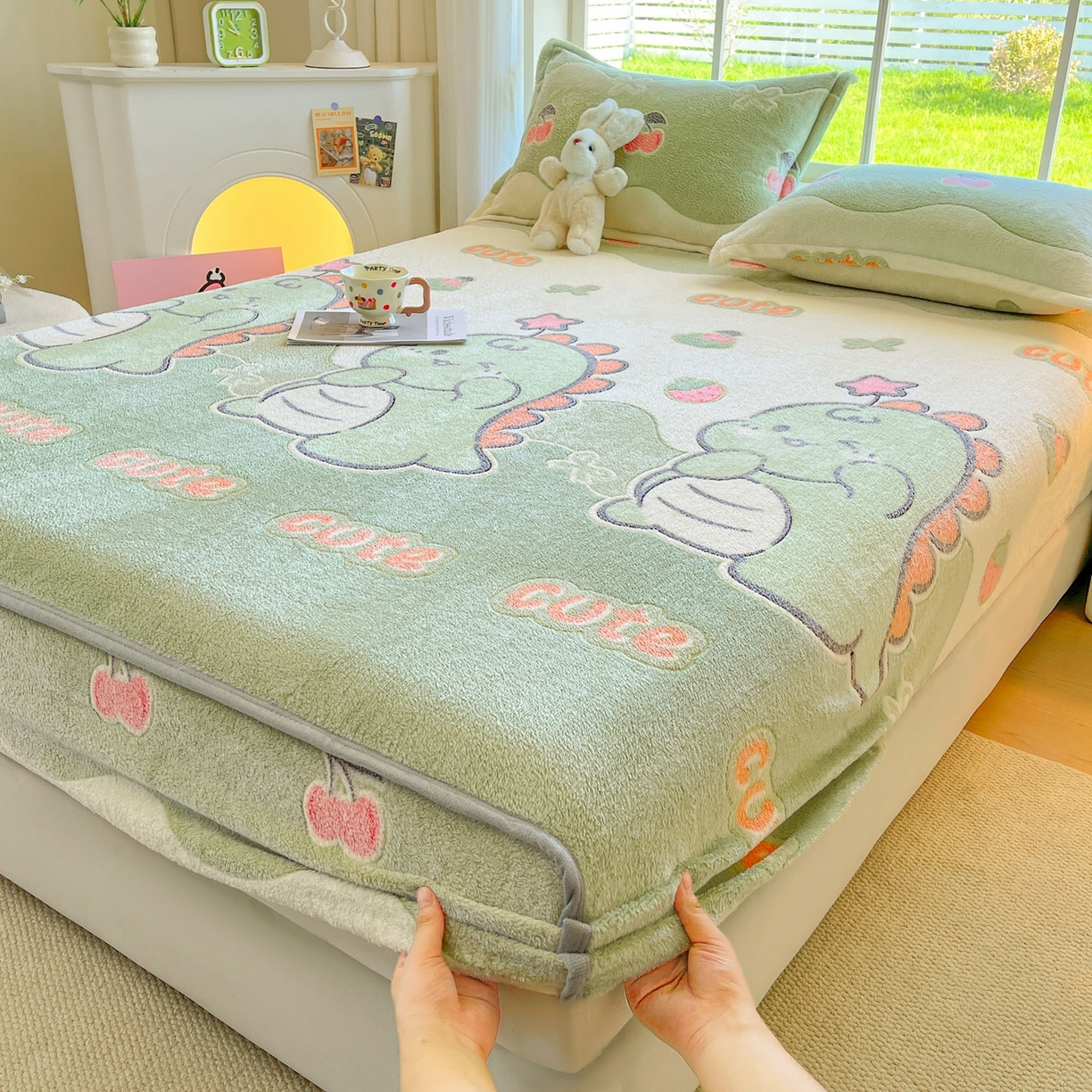 91家纺网 家纺一手货源 找家纺 牵梦萦家纺 2025新款雪花绒立体包边床笠 小恐龙