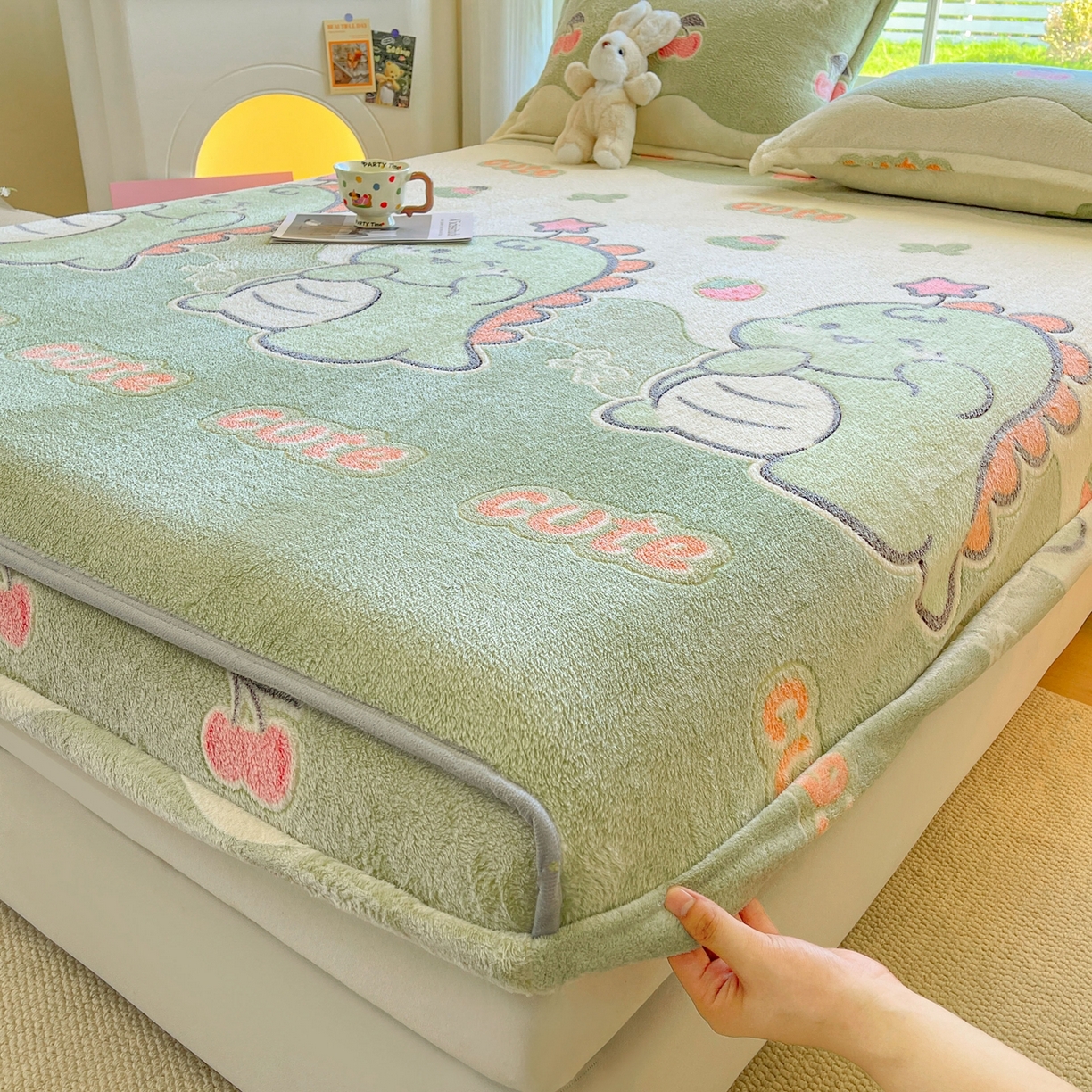 91家纺网 家纺一手货源 找家纺 牵梦萦家纺 2025新款雪花绒立体包边床笠 小恐龙