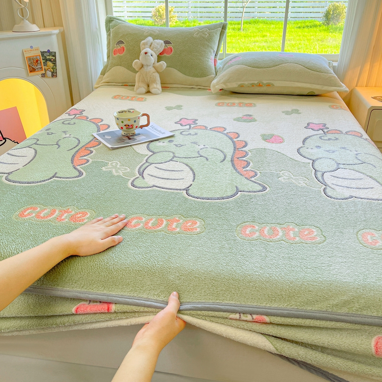 91家纺网 家纺一手货源 找家纺 牵梦萦家纺 2025新款雪花绒立体包边床笠 小恐龙