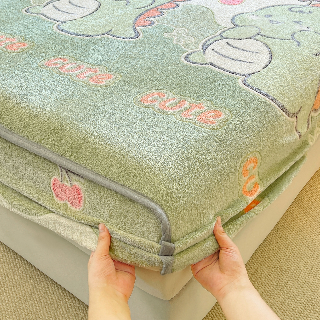 91家纺网 家纺一手货源 找家纺 牵梦萦家纺 2025新款雪花绒立体包边床笠 小恐龙