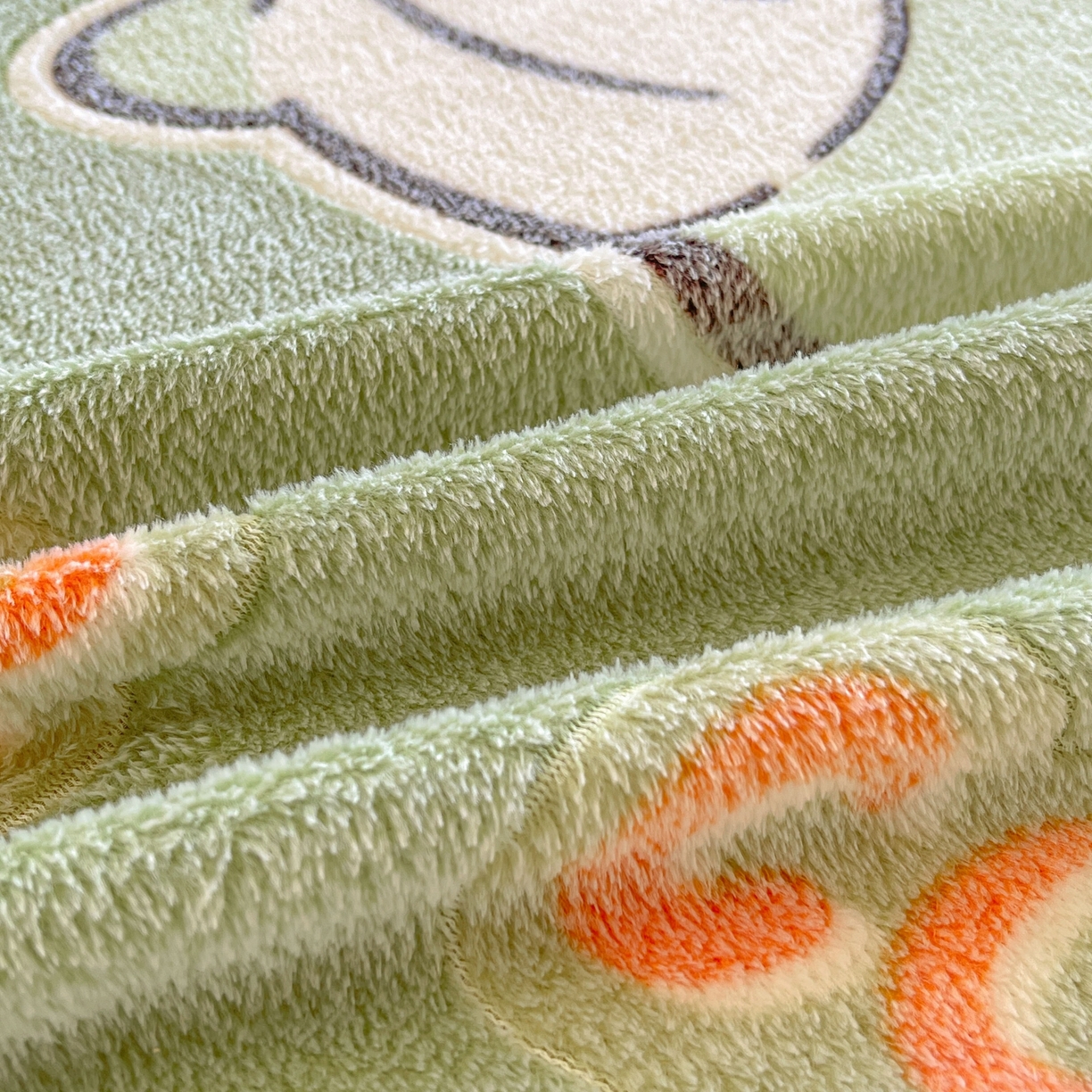 91家纺网 家纺一手货源 找家纺 牵梦萦家纺 2025新款雪花绒立体包边床笠 小恐龙