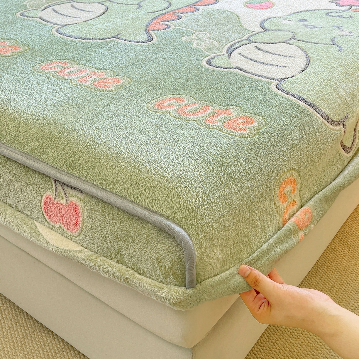 91家纺网 家纺一手货源 找家纺 牵梦萦家纺 2025新款雪花绒立体包边床笠 小恐龙