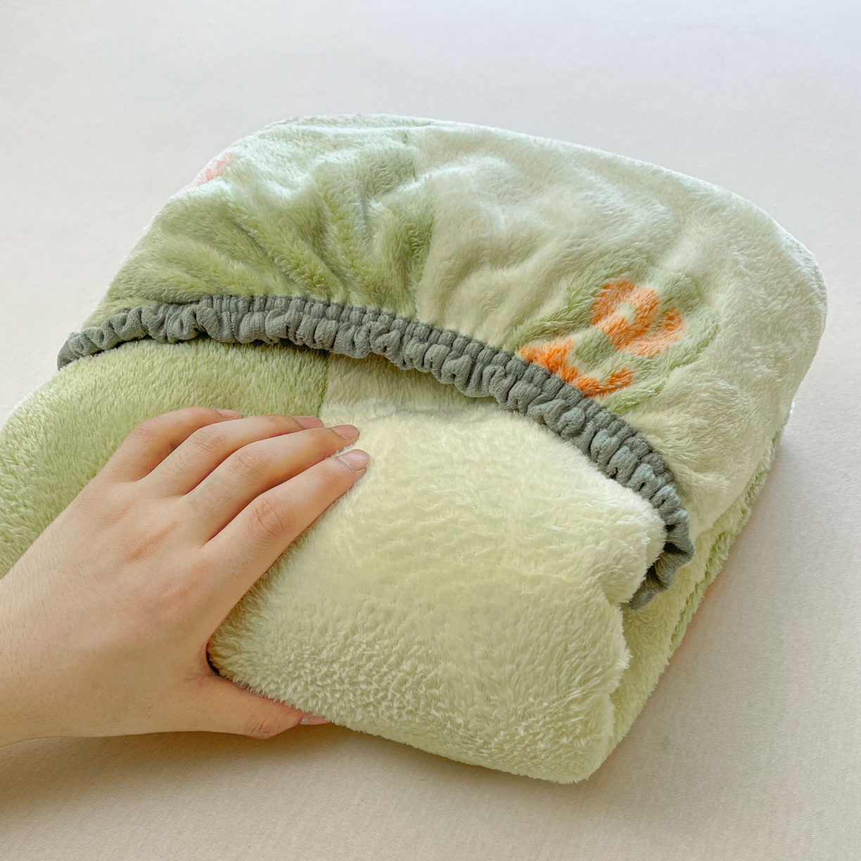 91家纺网 家纺一手货源 找家纺 牵梦萦家纺 2025新款雪花绒立体包边床笠 小恐龙