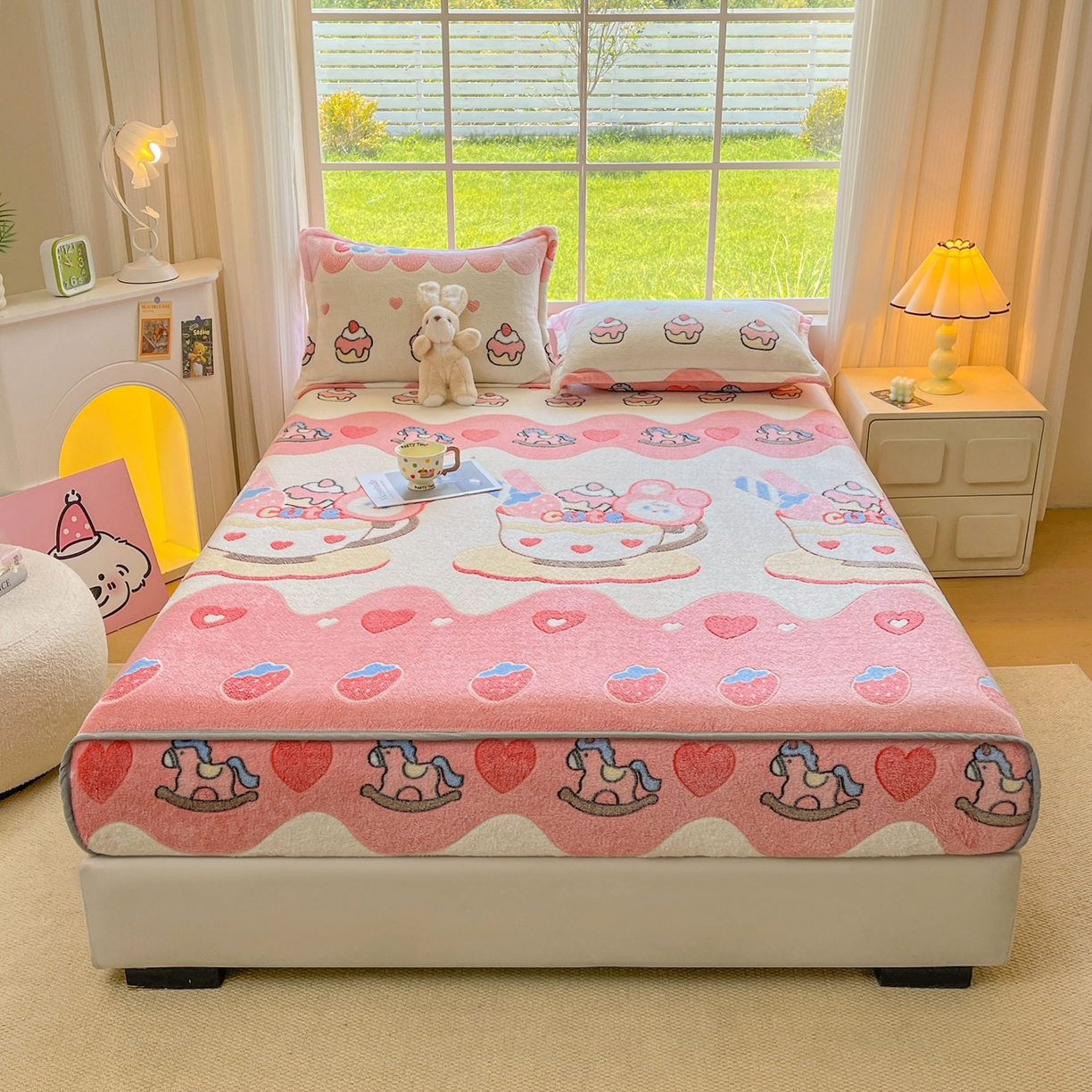 91家纺网 家纺一手货源 找家纺 牵梦萦家纺 2025新款雪花绒立体包边床笠 小熊冰激凌