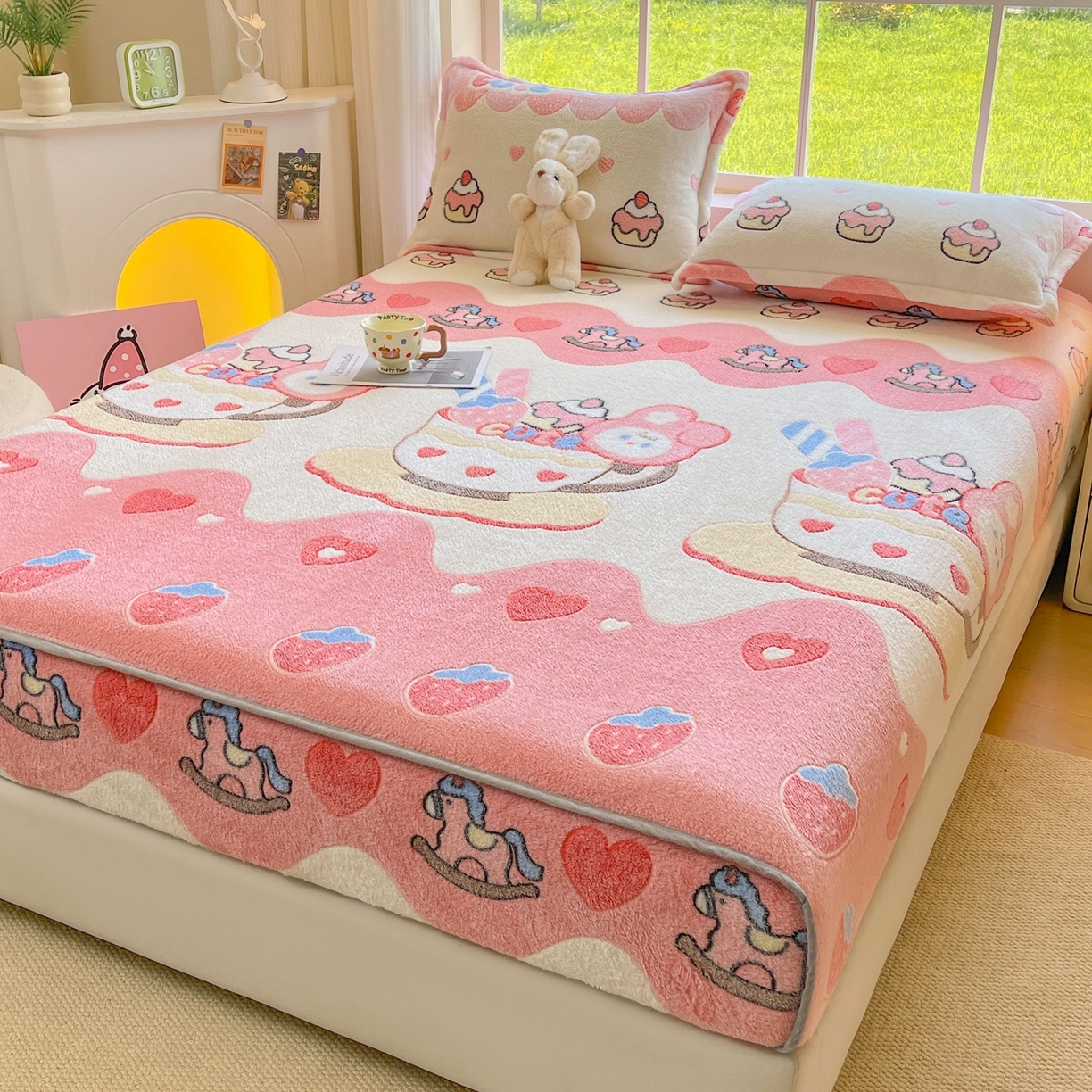 91家纺网 家纺一手货源 找家纺 牵梦萦家纺 2025新款雪花绒立体包边床笠 小熊冰激凌