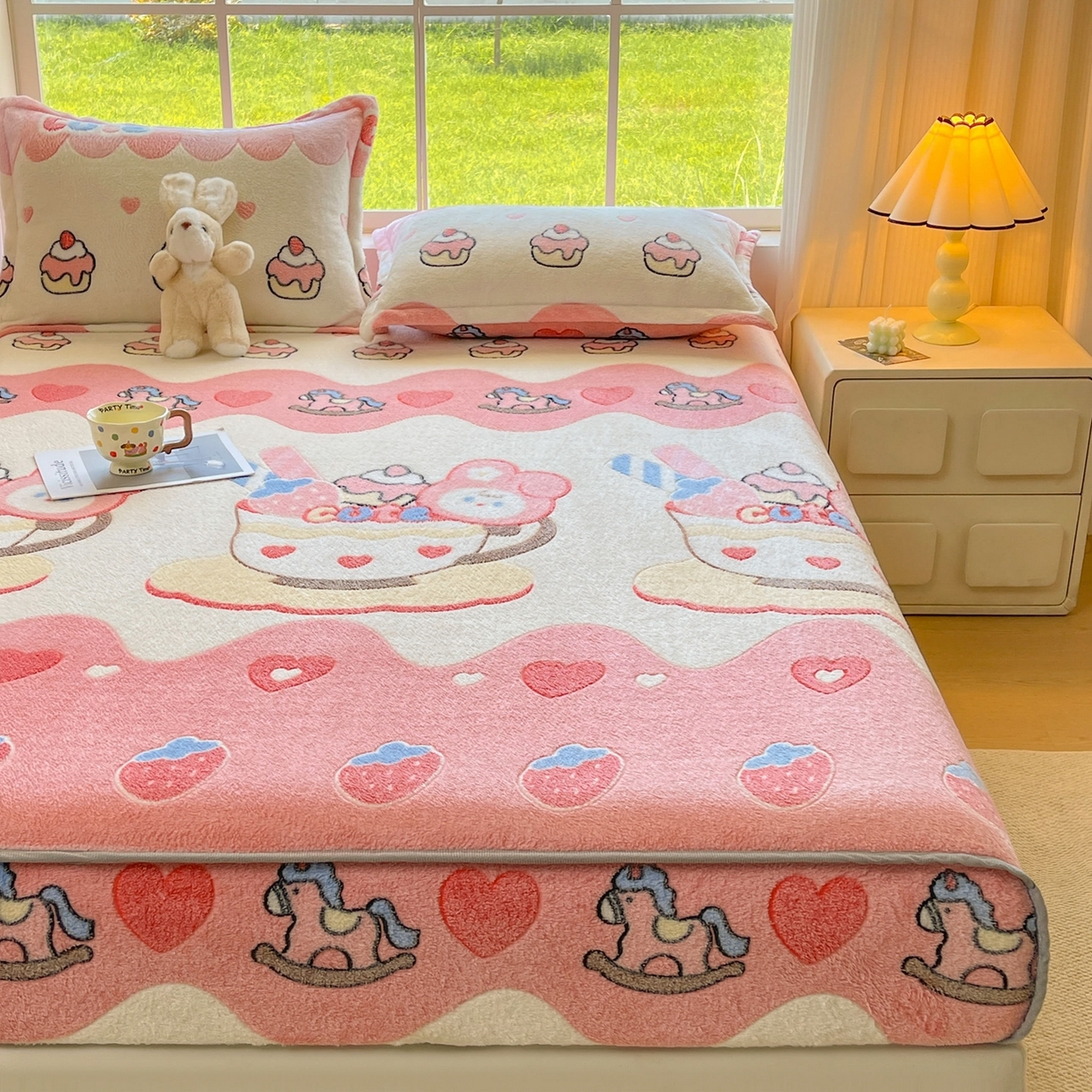 91家纺网 家纺一手货源 找家纺 牵梦萦家纺 2025新款雪花绒立体包边床笠 小熊冰激凌