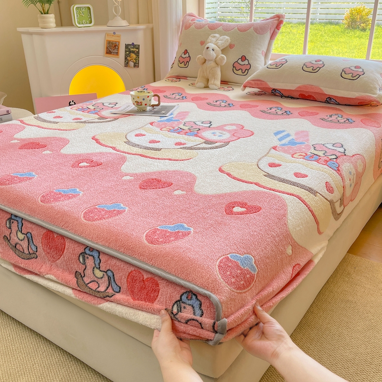 91家纺网 家纺一手货源 找家纺 牵梦萦家纺 2025新款雪花绒立体包边床笠 小熊冰激凌