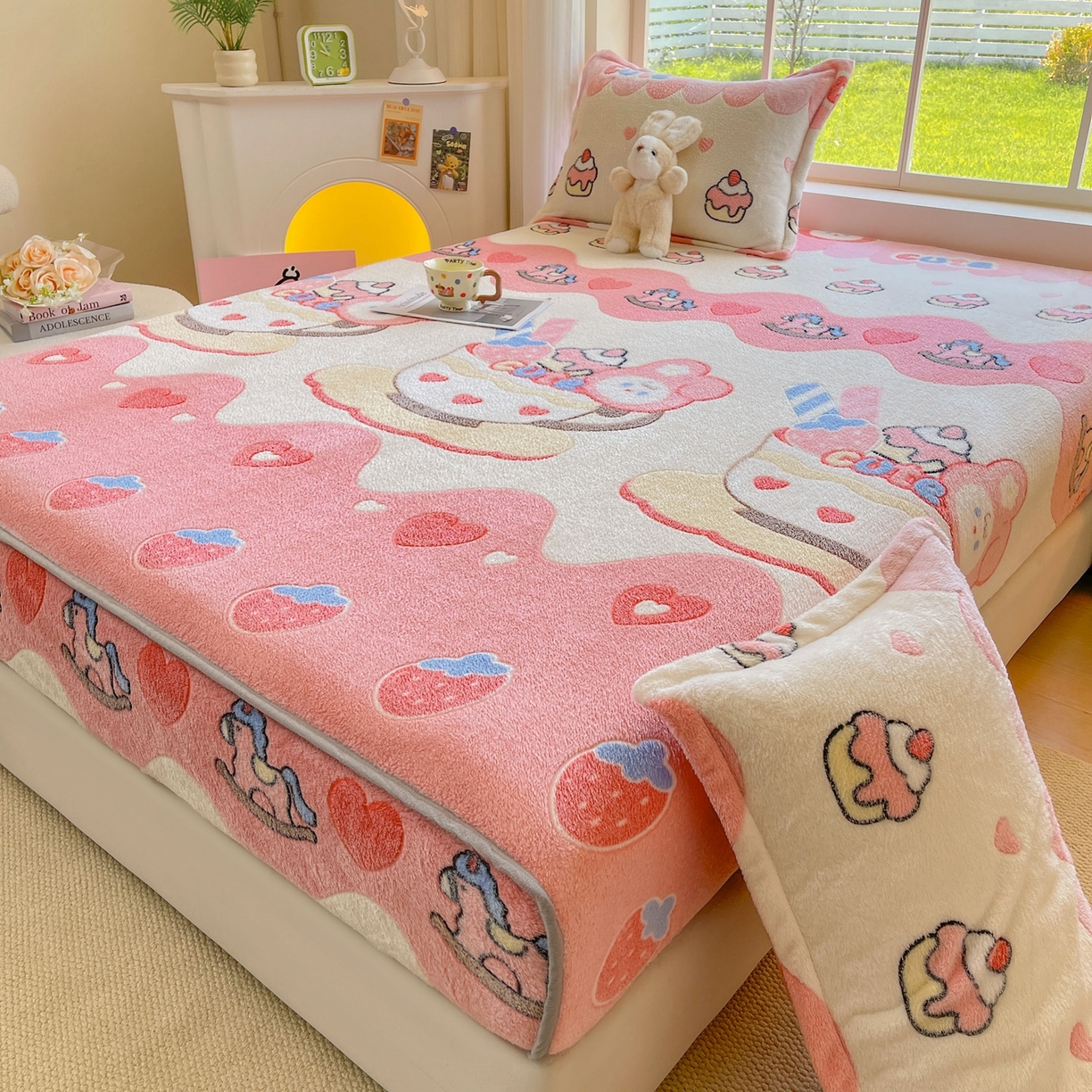 91家纺网 家纺一手货源 找家纺 牵梦萦家纺 2025新款雪花绒立体包边床笠 小熊冰激凌