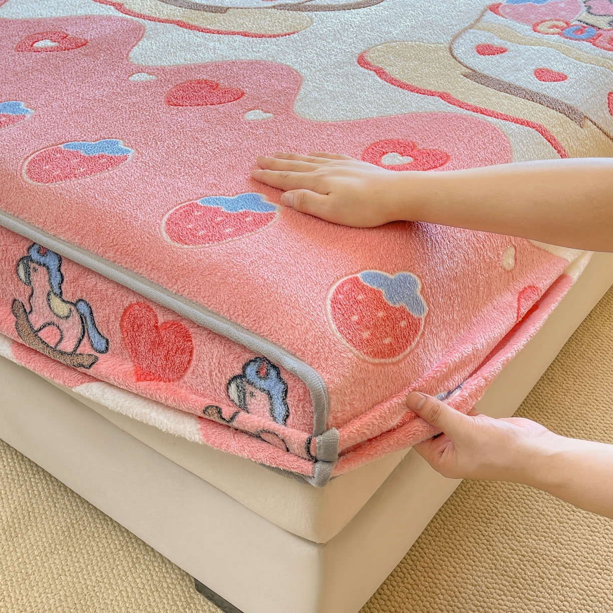 91家纺网 家纺一手货源 找家纺 牵梦萦家纺 2025新款雪花绒立体包边床笠 小熊冰激凌