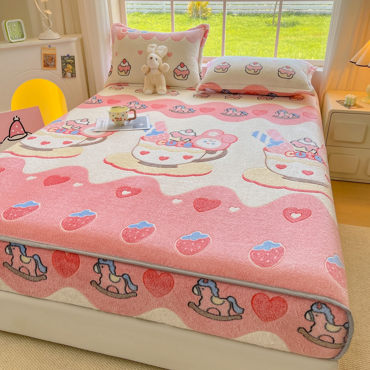 91家纺网 家纺一手货源 找家纺 牵梦萦家纺 2025新款雪花绒立体包边床笠 小熊冰激凌