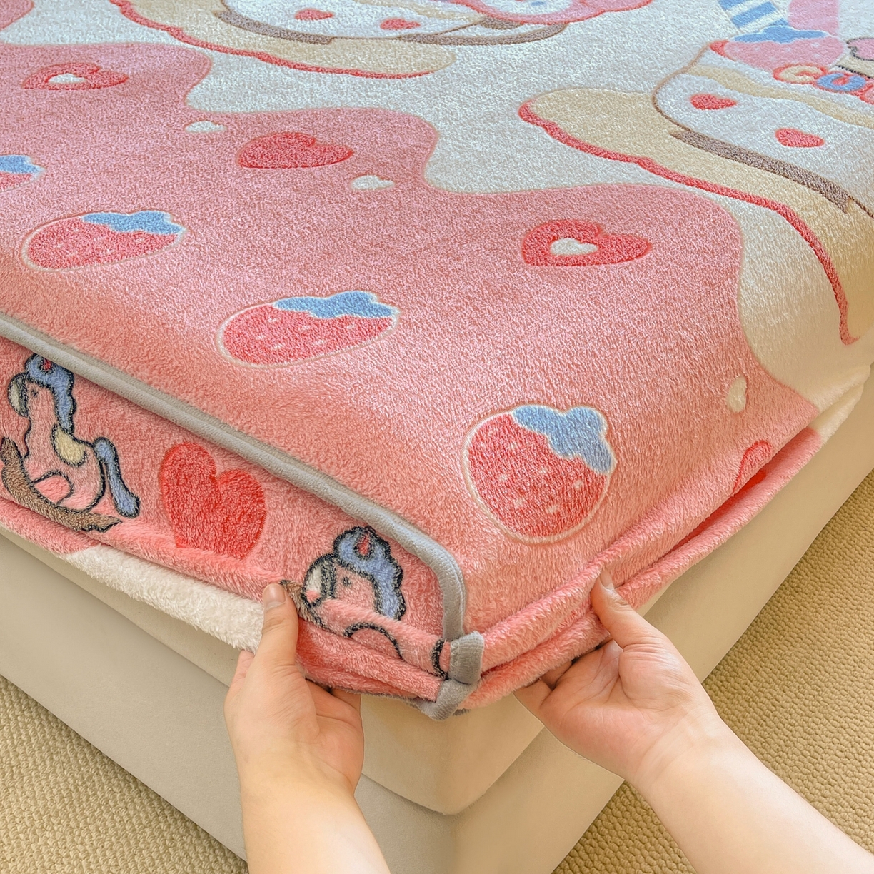 91家纺网 家纺一手货源 找家纺 牵梦萦家纺 2025新款雪花绒立体包边床笠 小熊冰激凌