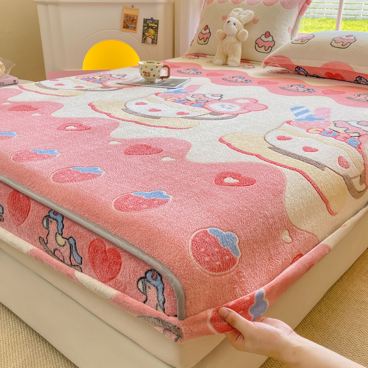 91家纺网 家纺一手货源 找家纺 牵梦萦家纺 2025新款雪花绒立体包边床笠 小熊冰激凌