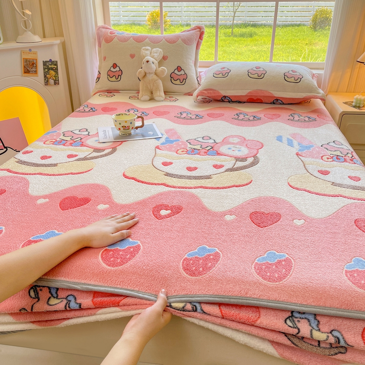 91家纺网 家纺一手货源 找家纺 牵梦萦家纺 2025新款雪花绒立体包边床笠 小熊冰激凌