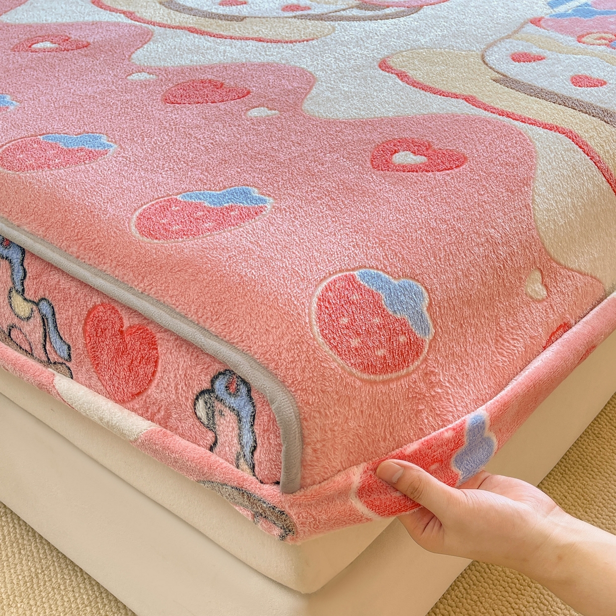 91家纺网 家纺一手货源 找家纺 牵梦萦家纺 2025新款雪花绒立体包边床笠 小熊冰激凌