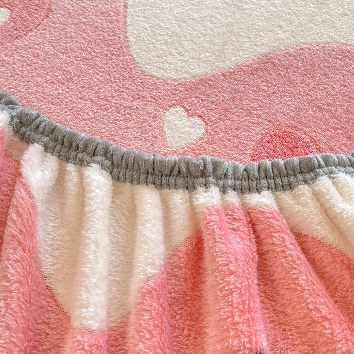 91家纺网 家纺一手货源 找家纺 牵梦萦家纺 2025新款雪花绒立体包边床笠 小熊冰激凌