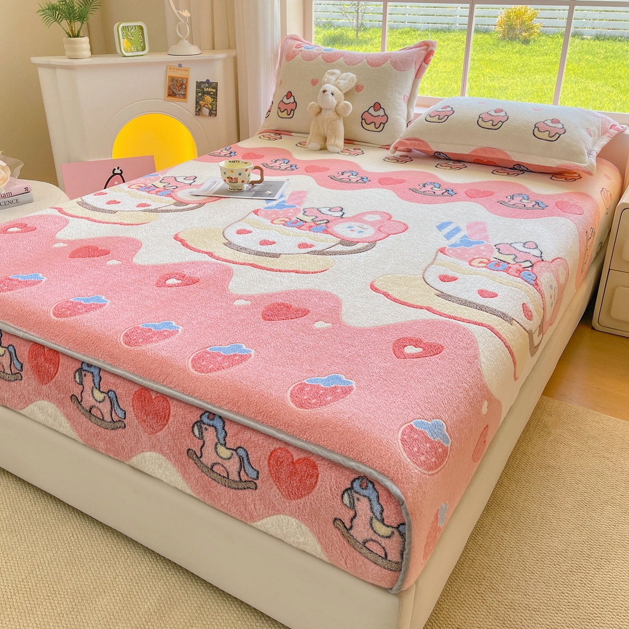 91家纺网 家纺一手货源 找家纺 牵梦萦家纺 2025新款雪花绒立体包边床笠 小熊冰激凌