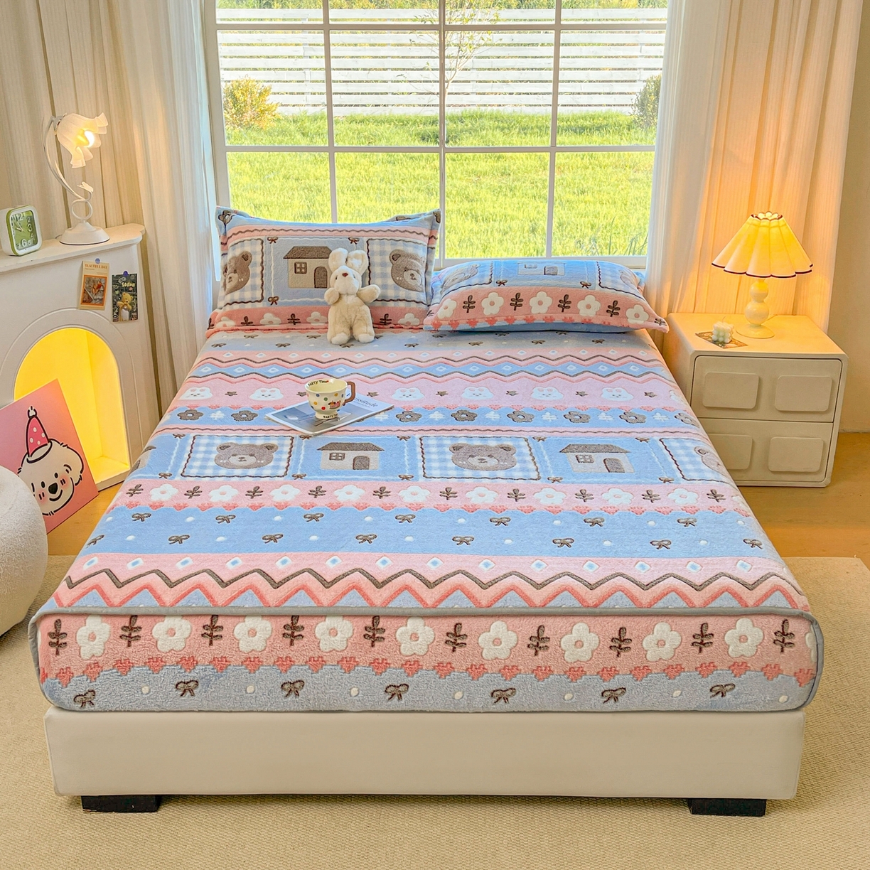 91家纺网 家纺一手货源 找家纺 牵梦萦家纺 2025新款雪花绒立体包边床笠 小熊乐园