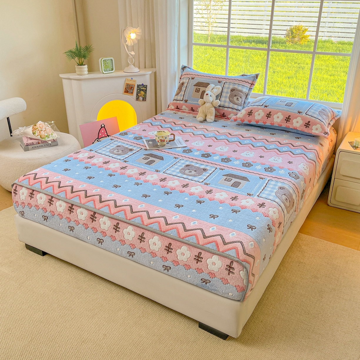 91家纺网 家纺一手货源 找家纺 牵梦萦家纺 2025新款雪花绒立体包边床笠 小熊乐园