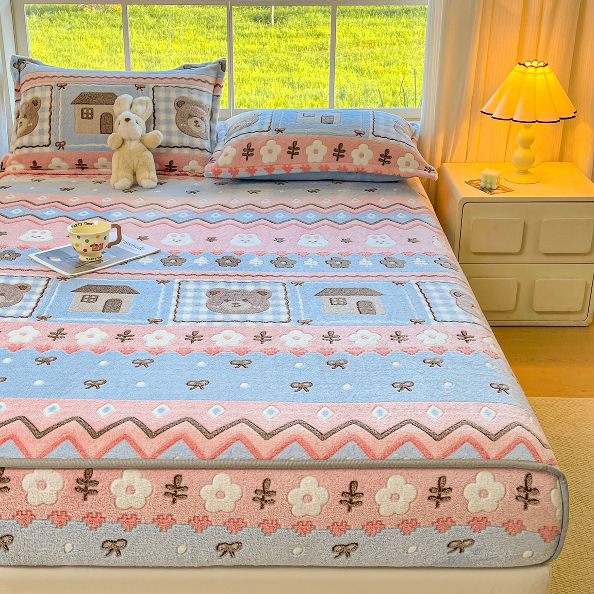 91家纺网 家纺一手货源 找家纺 牵梦萦家纺 2025新款雪花绒立体包边床笠 小熊乐园