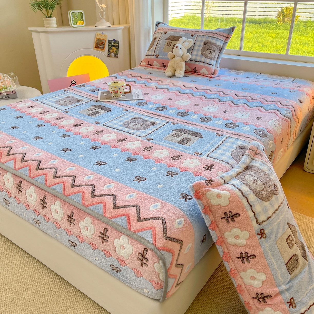 91家纺网 家纺一手货源 找家纺 牵梦萦家纺 2025新款雪花绒立体包边床笠 小熊乐园