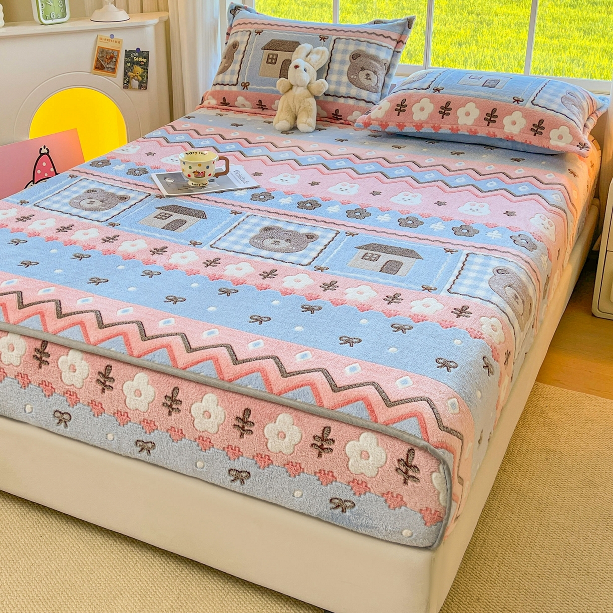 91家纺网 家纺一手货源 找家纺 牵梦萦家纺 2025新款雪花绒立体包边床笠 小熊乐园