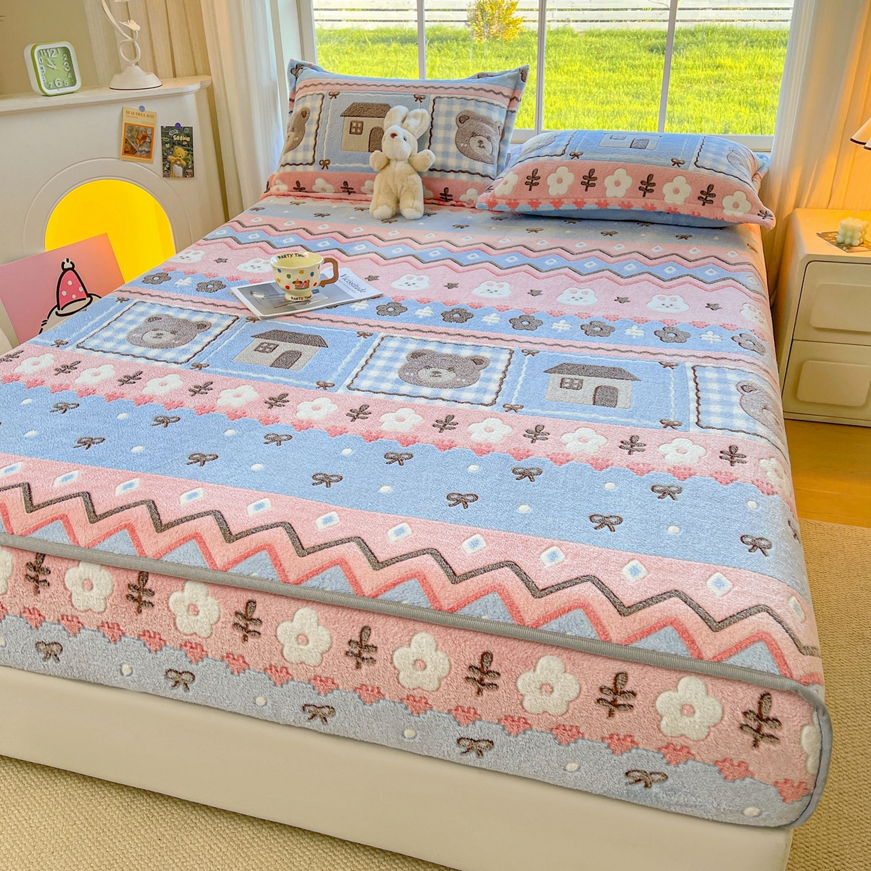 91家纺网 家纺一手货源 找家纺 牵梦萦家纺 2025新款雪花绒立体包边床笠 小熊乐园