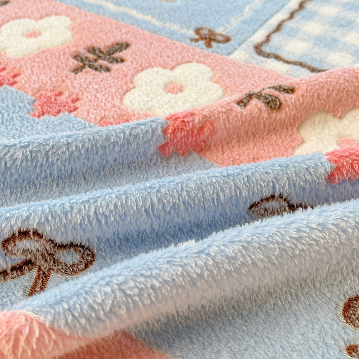 91家纺网 家纺一手货源 找家纺 牵梦萦家纺 2025新款雪花绒立体包边床笠 小熊乐园