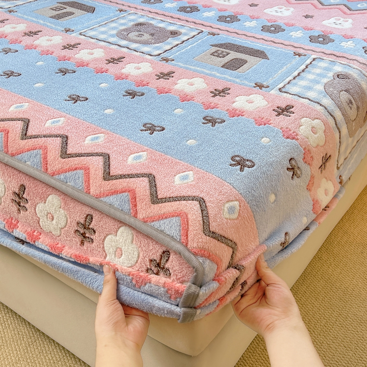 91家纺网 家纺一手货源 找家纺 牵梦萦家纺 2025新款雪花绒立体包边床笠 小熊乐园