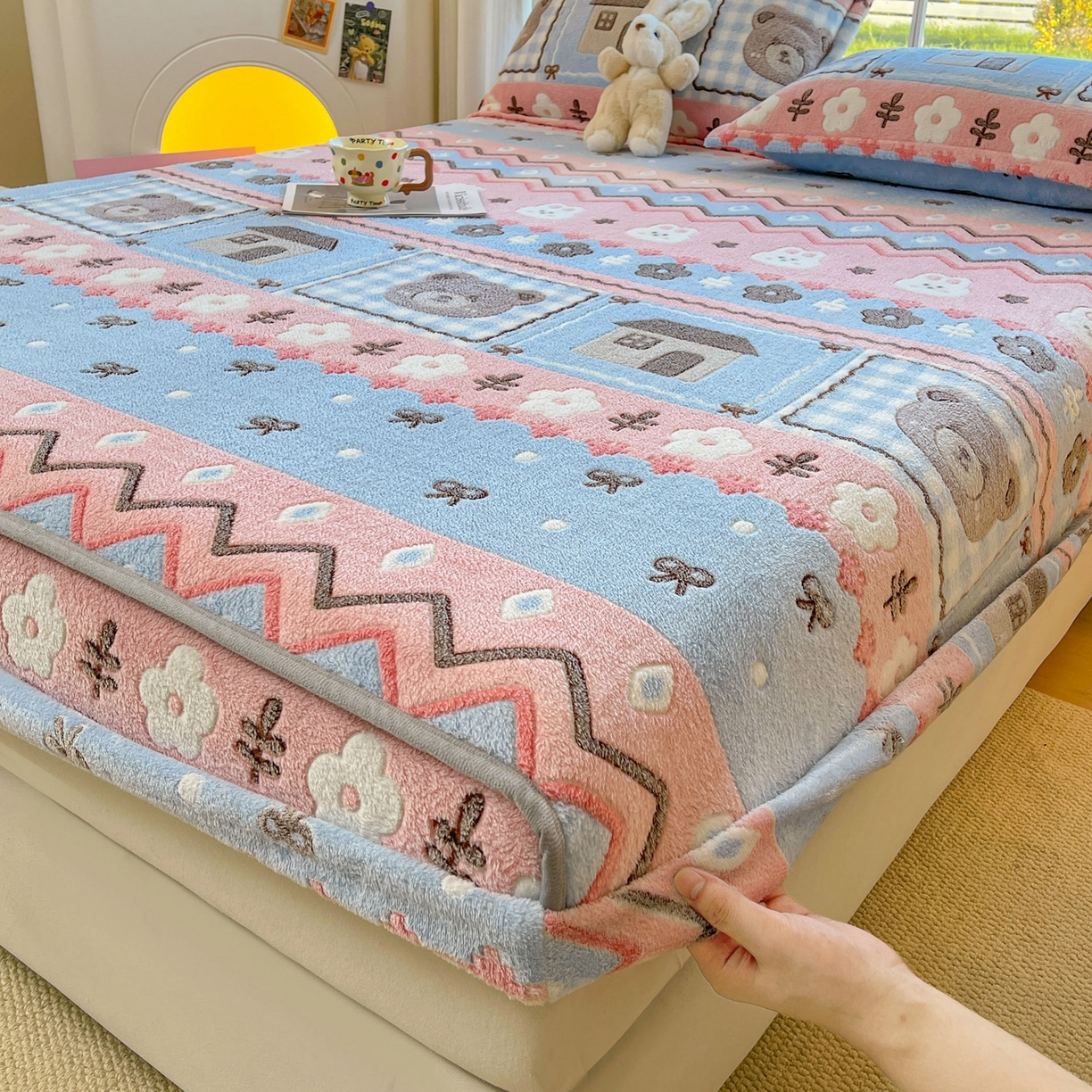 91家纺网 家纺一手货源 找家纺 牵梦萦家纺 2025新款雪花绒立体包边床笠 小熊乐园