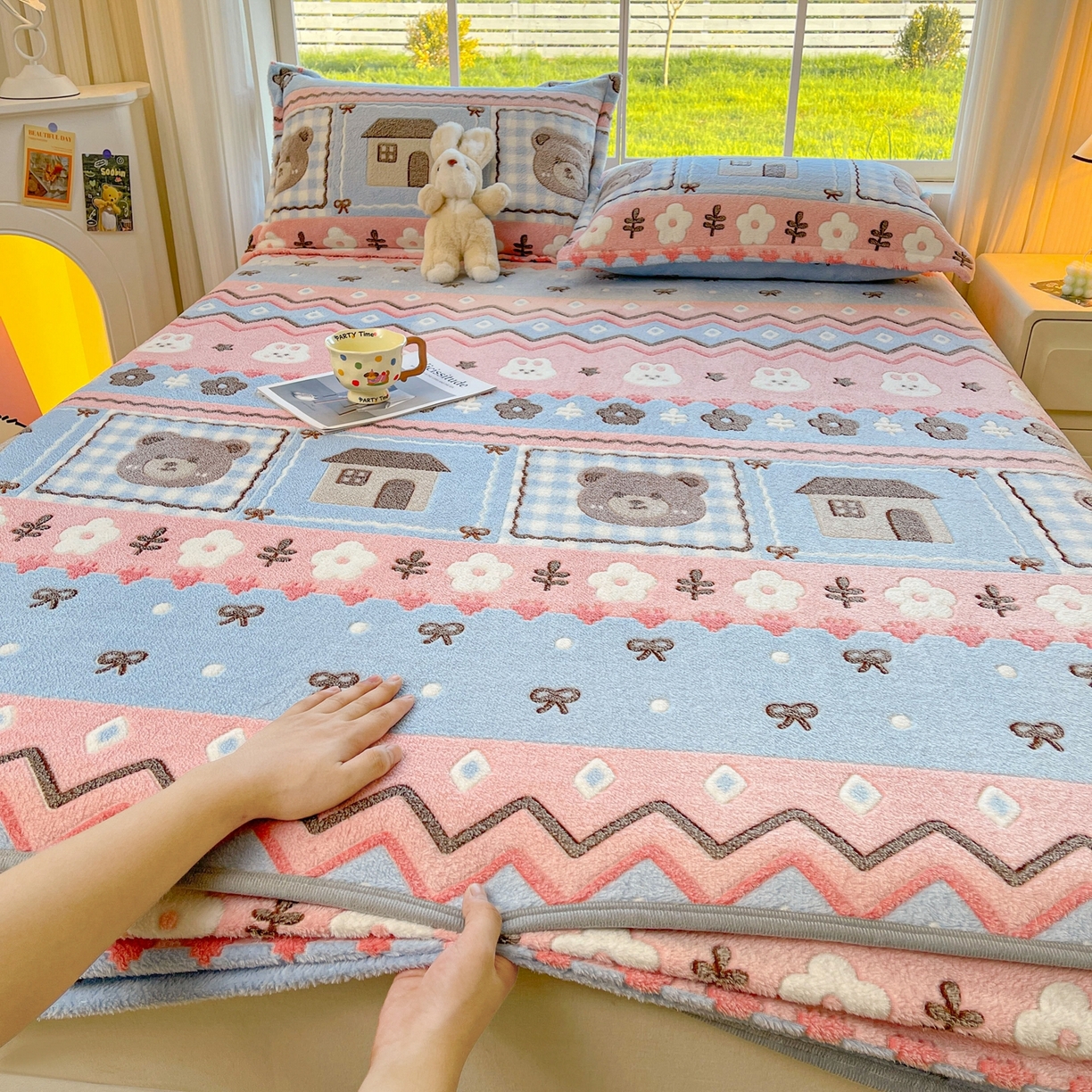 91家纺网 家纺一手货源 找家纺 牵梦萦家纺 2025新款雪花绒立体包边床笠 小熊乐园