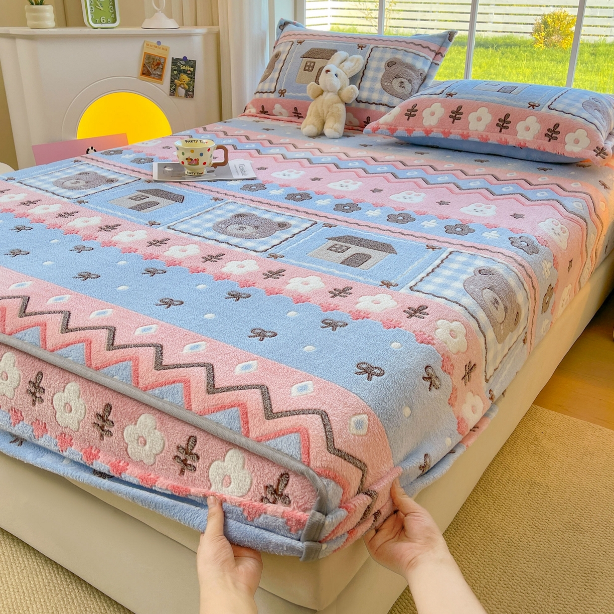 91家纺网 家纺一手货源 找家纺 牵梦萦家纺 2025新款雪花绒立体包边床笠 小熊乐园