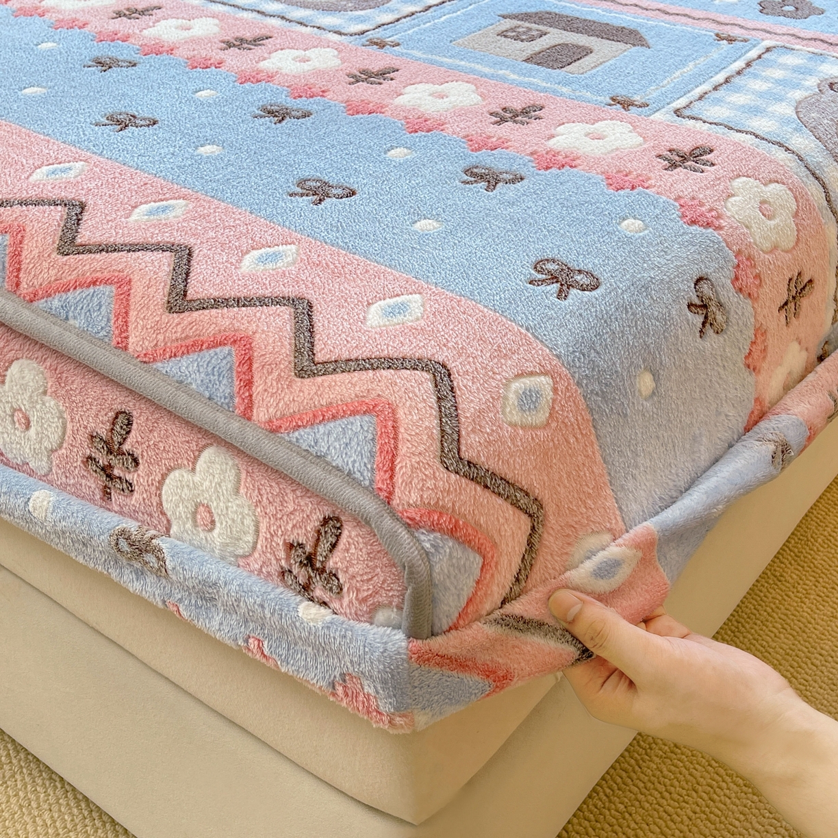 91家纺网 家纺一手货源 找家纺 牵梦萦家纺 2025新款雪花绒立体包边床笠 小熊乐园