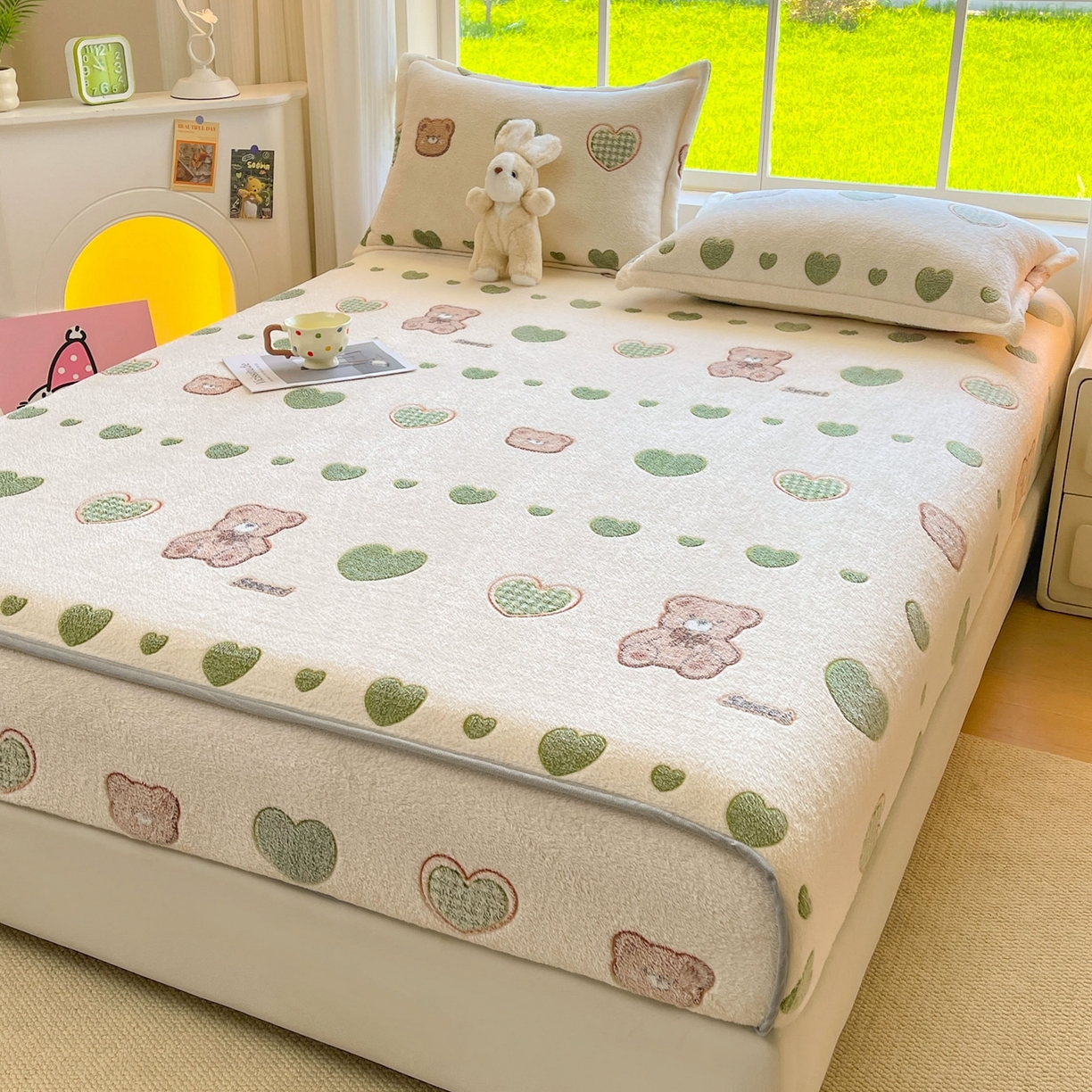 91家纺网 家纺一手货源 找家纺 牵梦萦家纺 2025新款雪花绒立体包边床笠 心动小熊