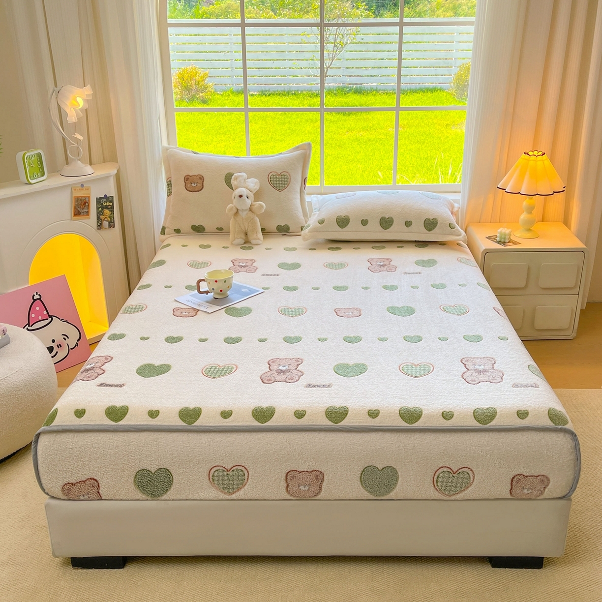 91家纺网 家纺一手货源 找家纺 牵梦萦家纺 2025新款雪花绒立体包边床笠 心动小熊