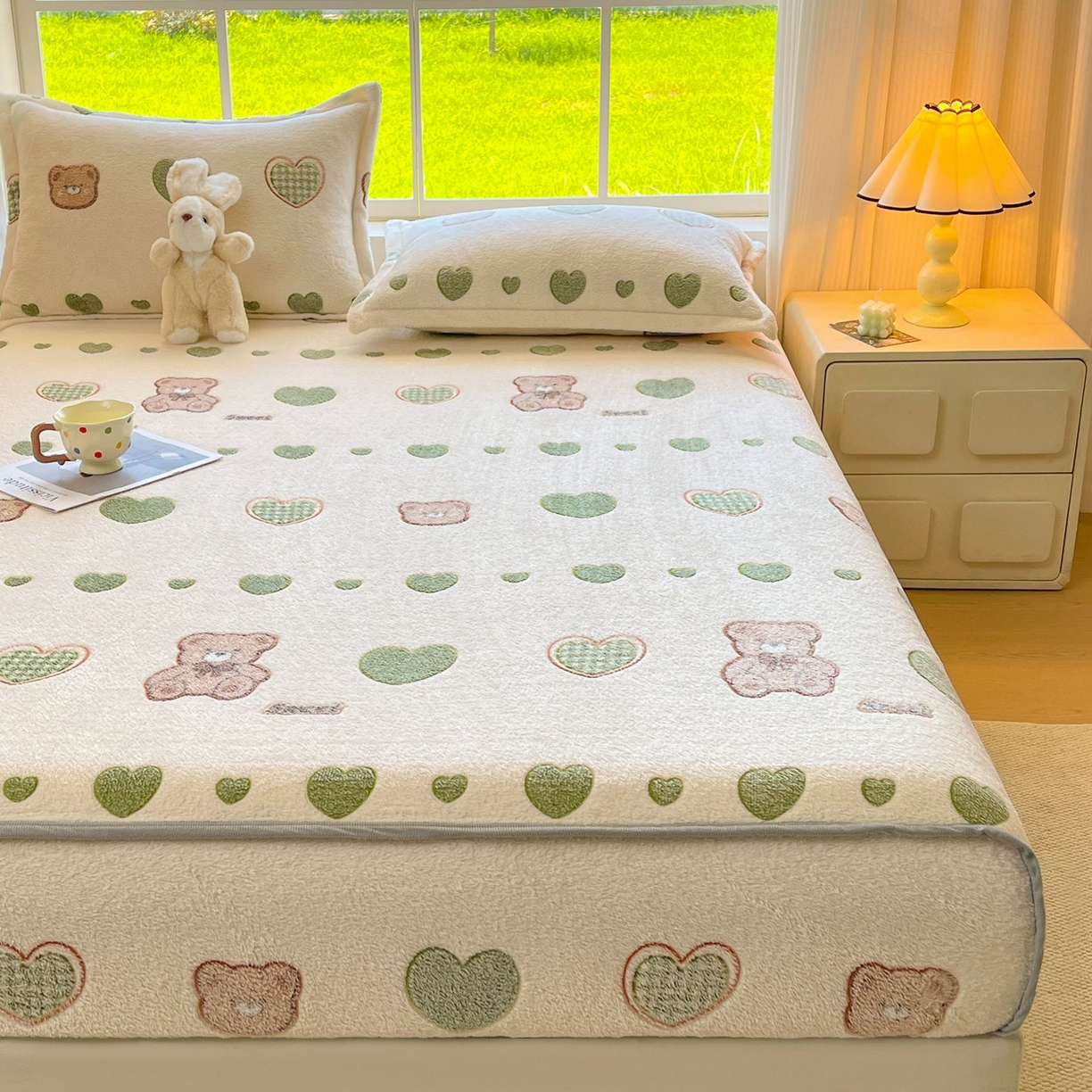 91家纺网 家纺一手货源 找家纺 牵梦萦家纺 2025新款雪花绒立体包边床笠 心动小熊