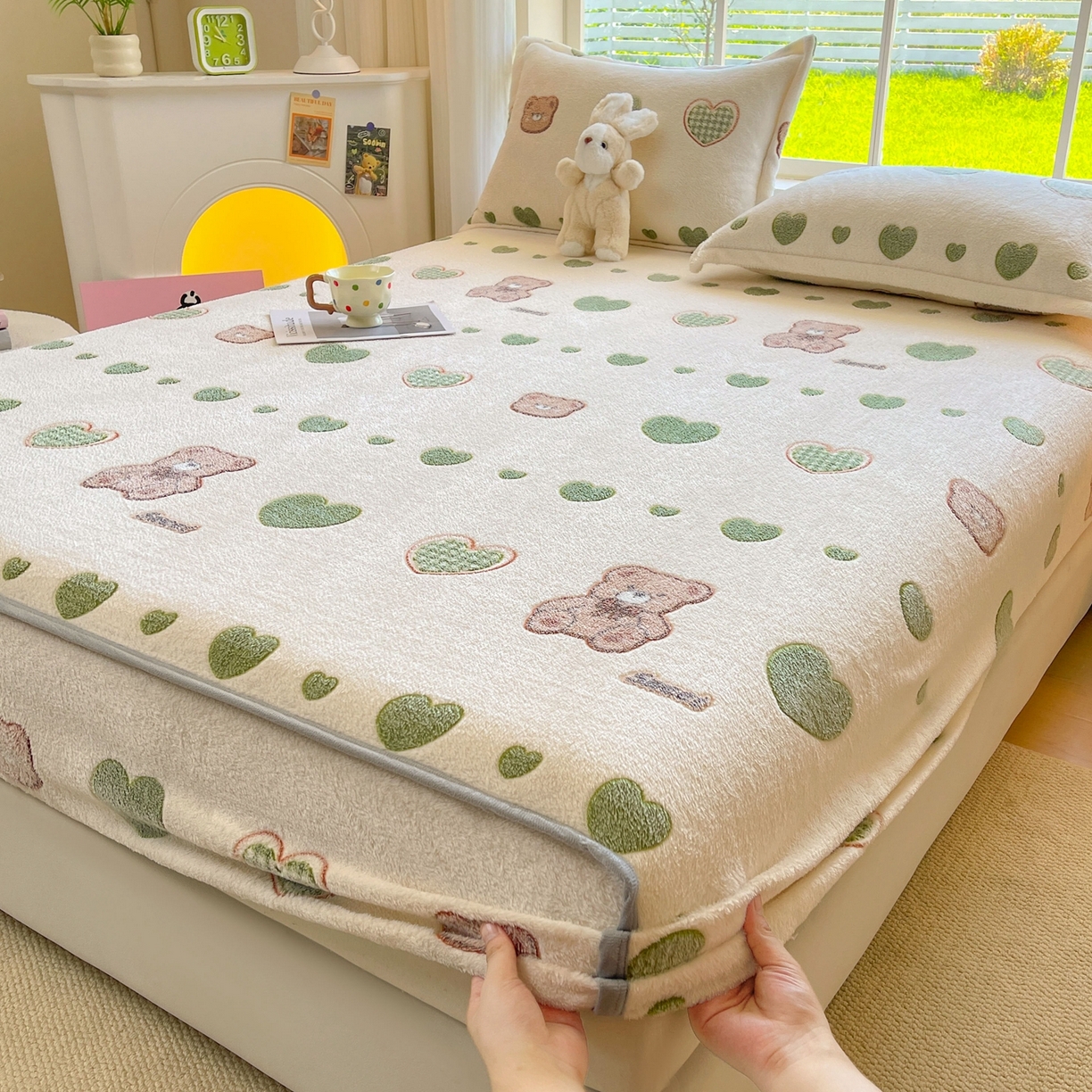 91家纺网 家纺一手货源 找家纺 牵梦萦家纺 2025新款雪花绒立体包边床笠 心动小熊