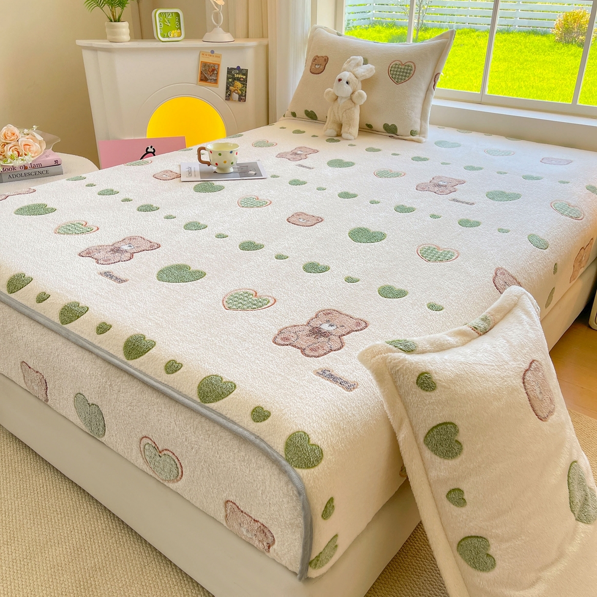 91家纺网 家纺一手货源 找家纺 牵梦萦家纺 2025新款雪花绒立体包边床笠 心动小熊