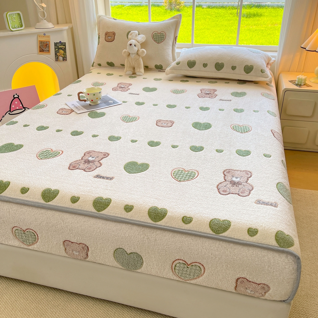 91家纺网 家纺一手货源 找家纺 牵梦萦家纺 2025新款雪花绒立体包边床笠 心动小熊