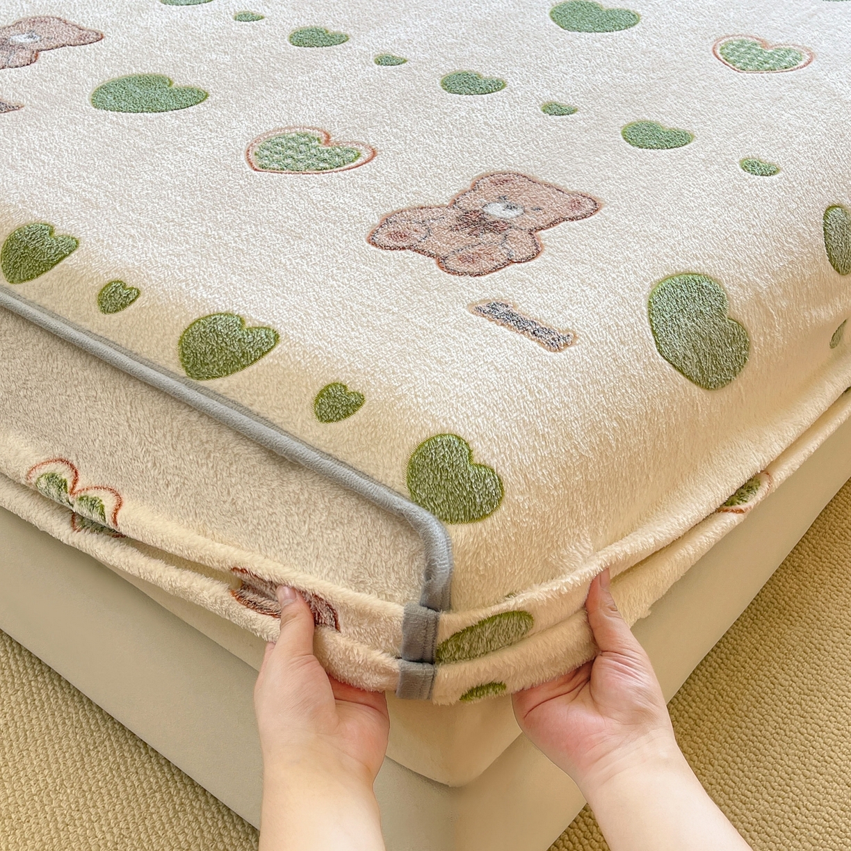 91家纺网 家纺一手货源 找家纺 牵梦萦家纺 2025新款雪花绒立体包边床笠 心动小熊