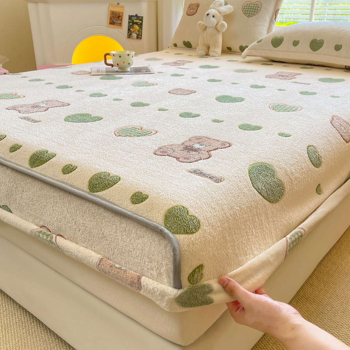 91家纺网 家纺一手货源 找家纺 牵梦萦家纺 2025新款雪花绒立体包边床笠 心动小熊