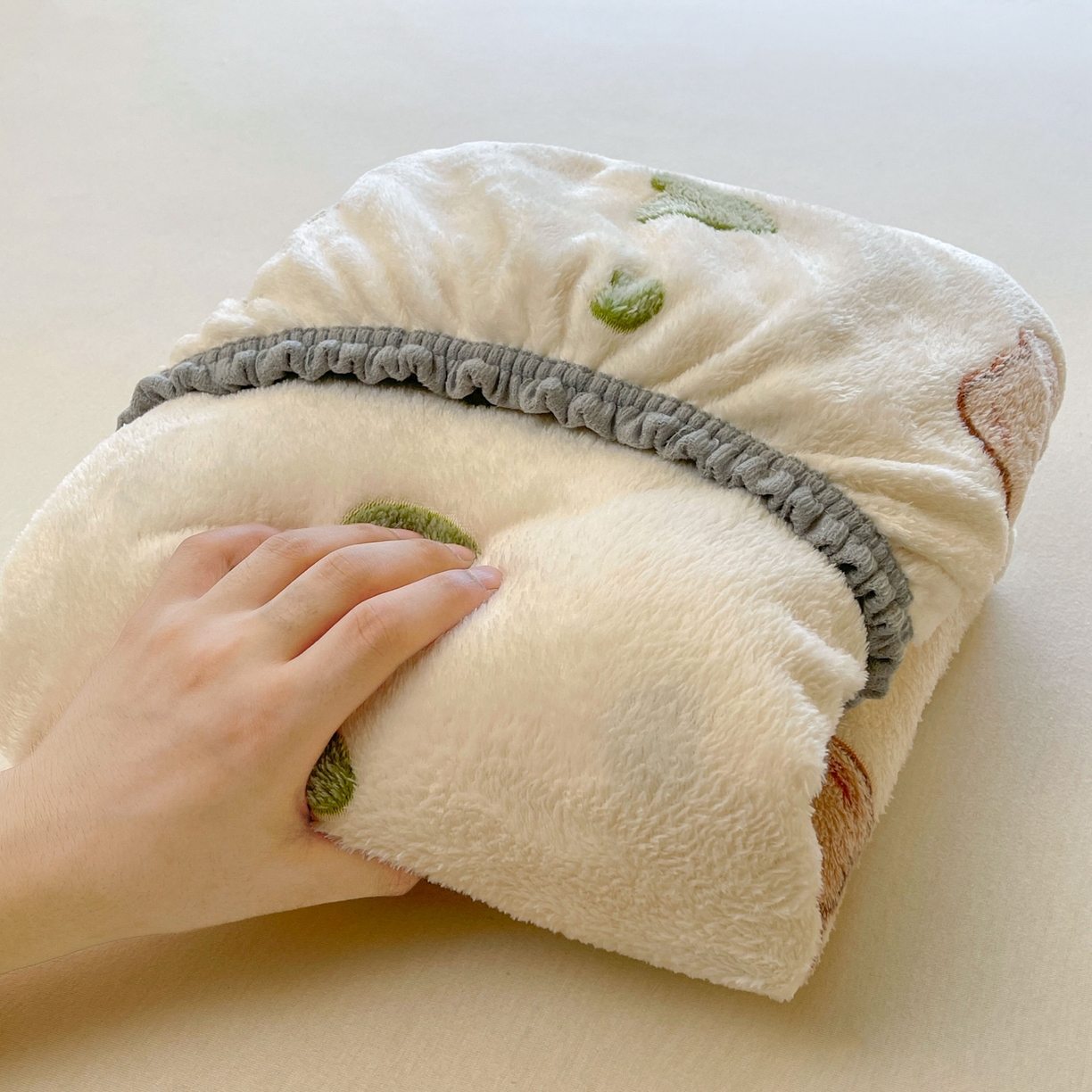 91家纺网 家纺一手货源 找家纺 牵梦萦家纺 2025新款雪花绒立体包边床笠 心动小熊