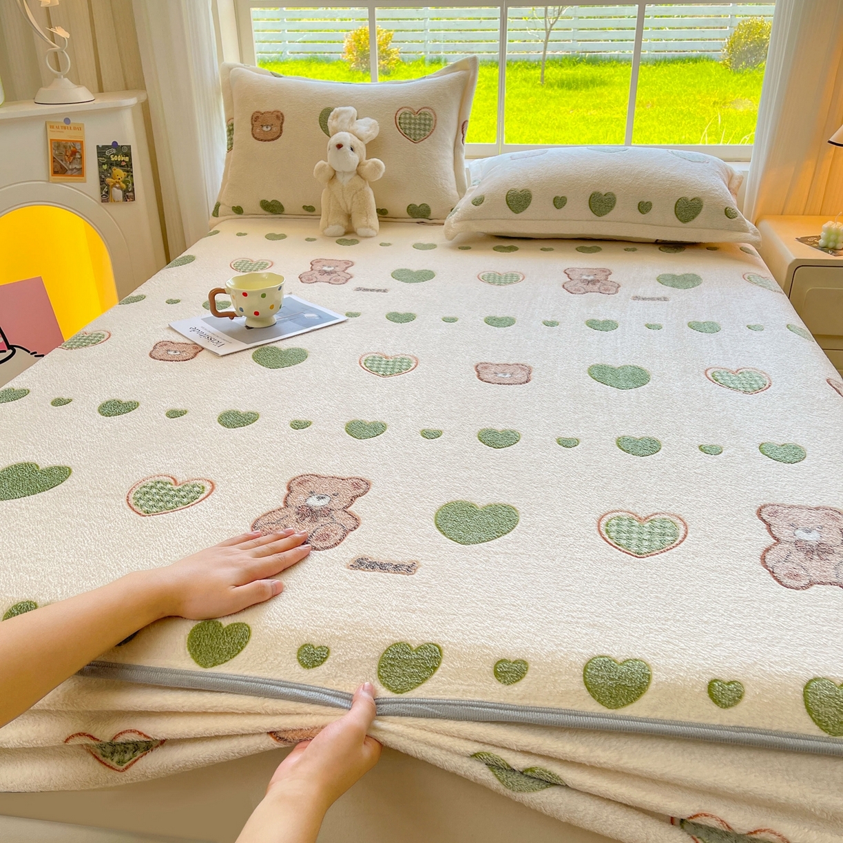 91家纺网 家纺一手货源 找家纺 牵梦萦家纺 2025新款雪花绒立体包边床笠 心动小熊